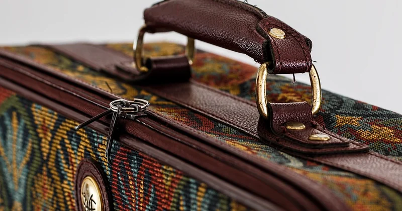 Douane et transport : ce qu'il faut savoir avant de remplir la valise